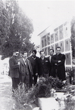 En la tumba de Machado - C. Barral, J.M Caballero Bonald, Luis Marquesán, J. Gil, Angel González y Juan Ferraté