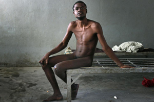 Un enfermo mental en Puerto Príncipe foto de Cristóbal Manuel