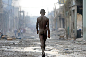 Un joven demente pasea desnudo por Puerto Principe foto de Cristóbal Manuel